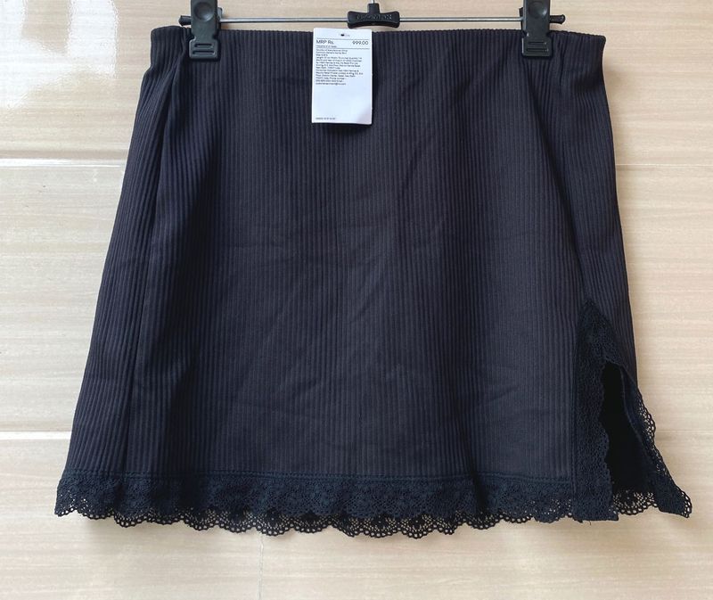 🎠H&amp;M Black Lace Trim Skirt