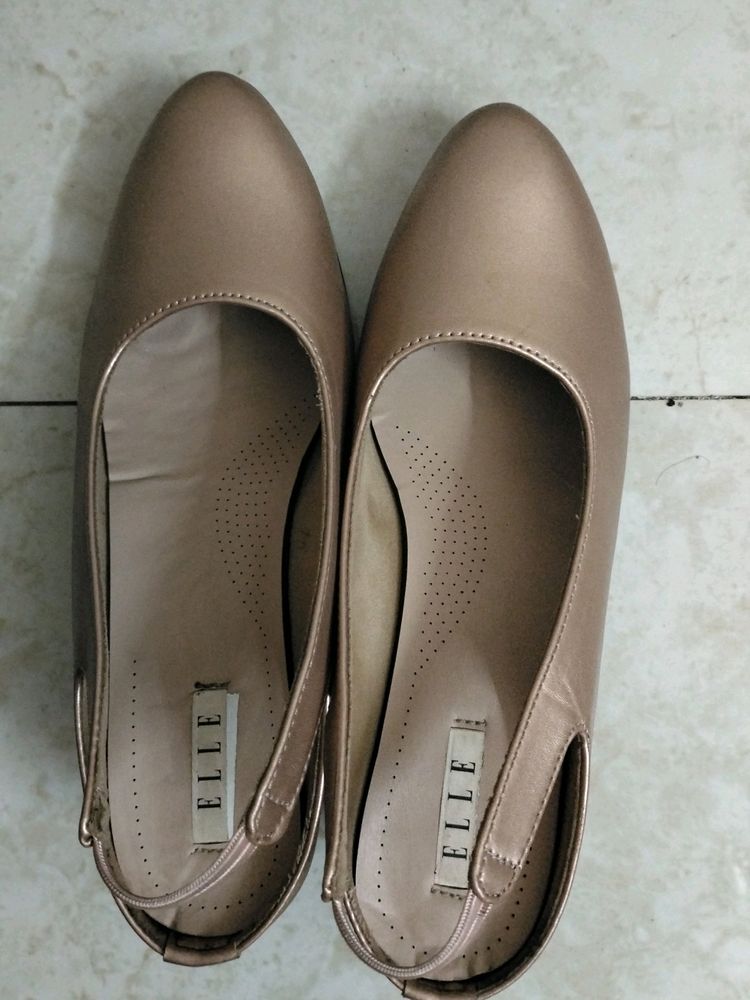 ELLE- A Pair Of Pink Solid Block Pumps