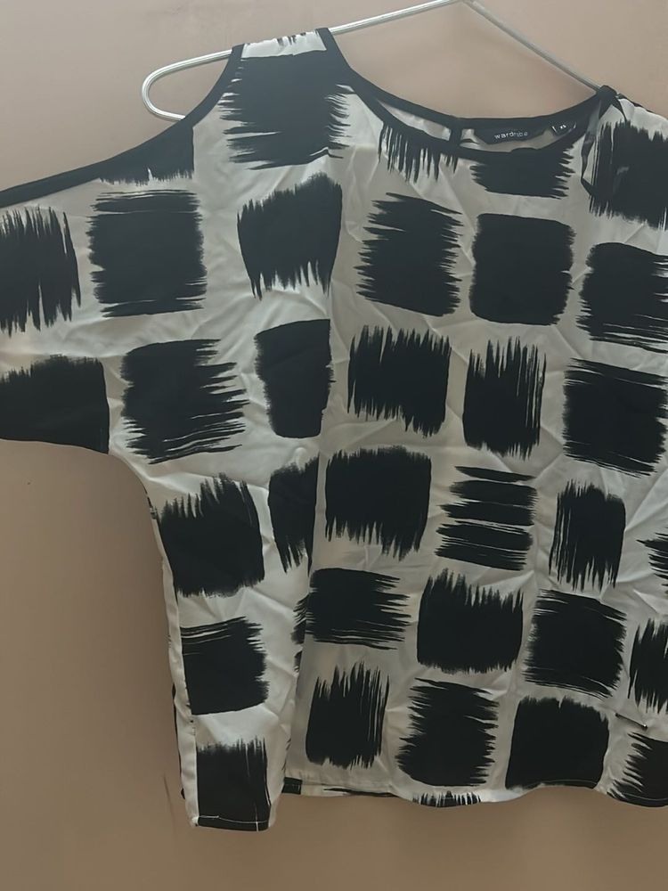 Stylish Black &amp; White Pattern Top