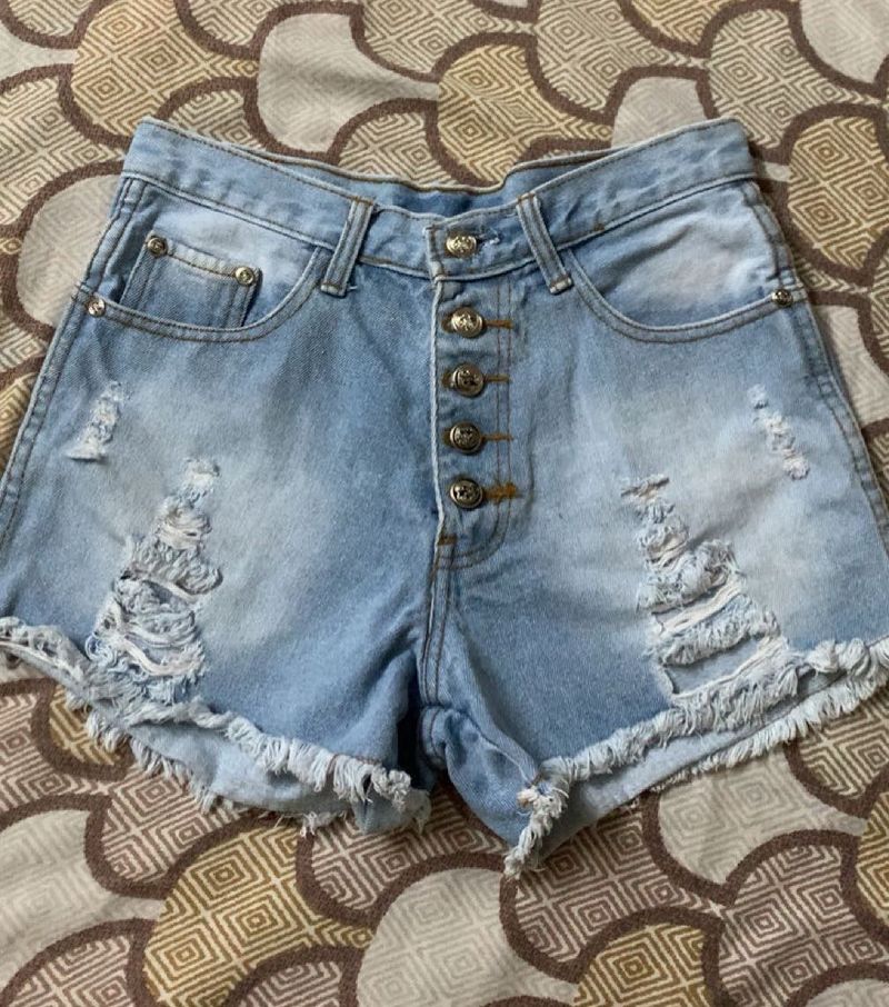 Ripped shorts🦋