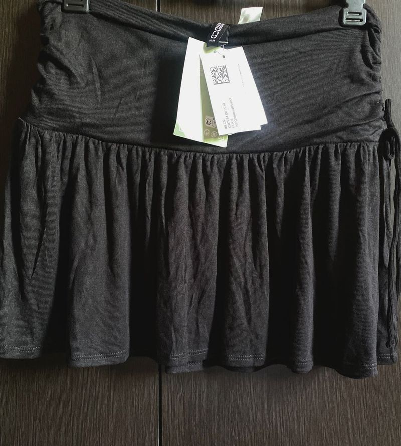 H&amp;M Black Ruffled Skirt