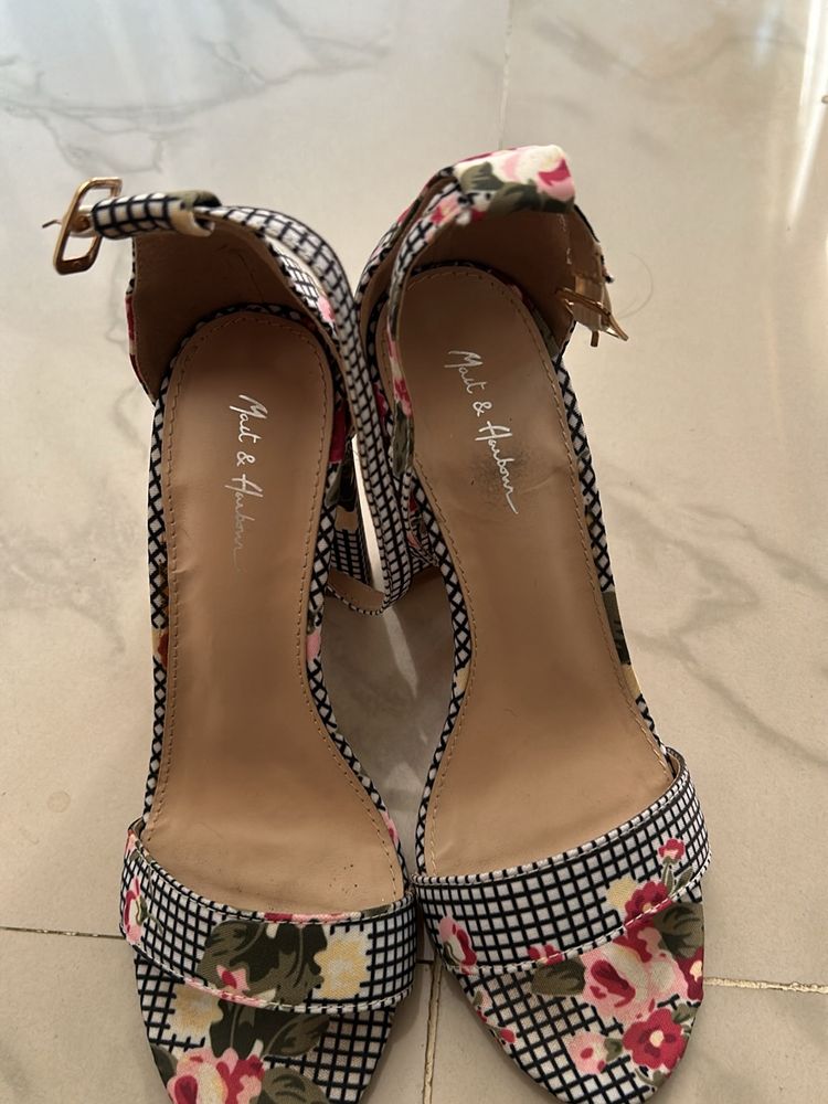 Mast And Harbours Heels