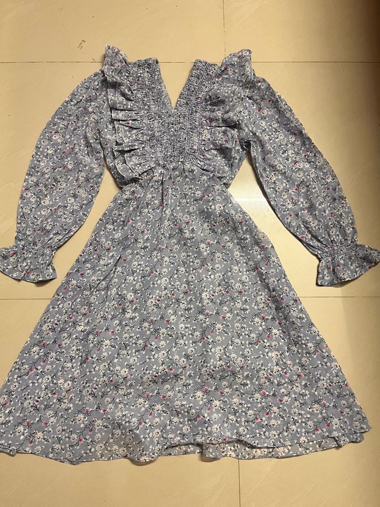 Cute Girly Dress With V Neck And Flares Around