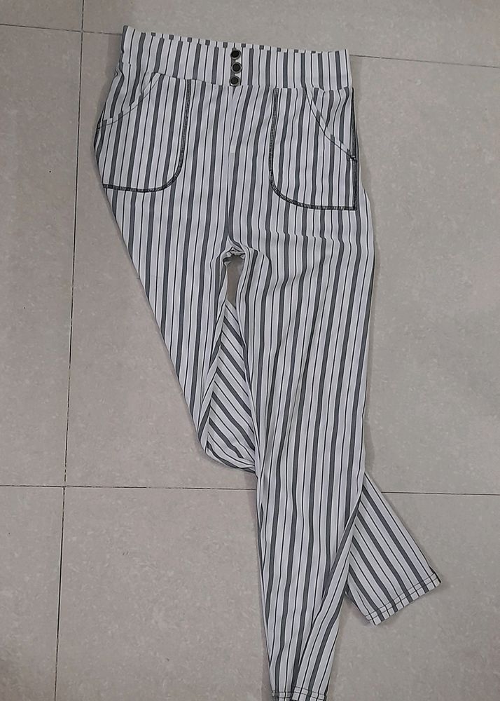 BLACK &amp; WHITE STRIPPED JEGGING PANT