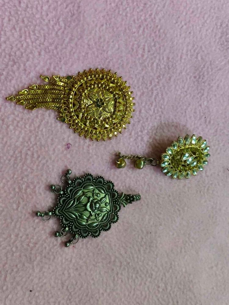 Saree Pin And Dollars