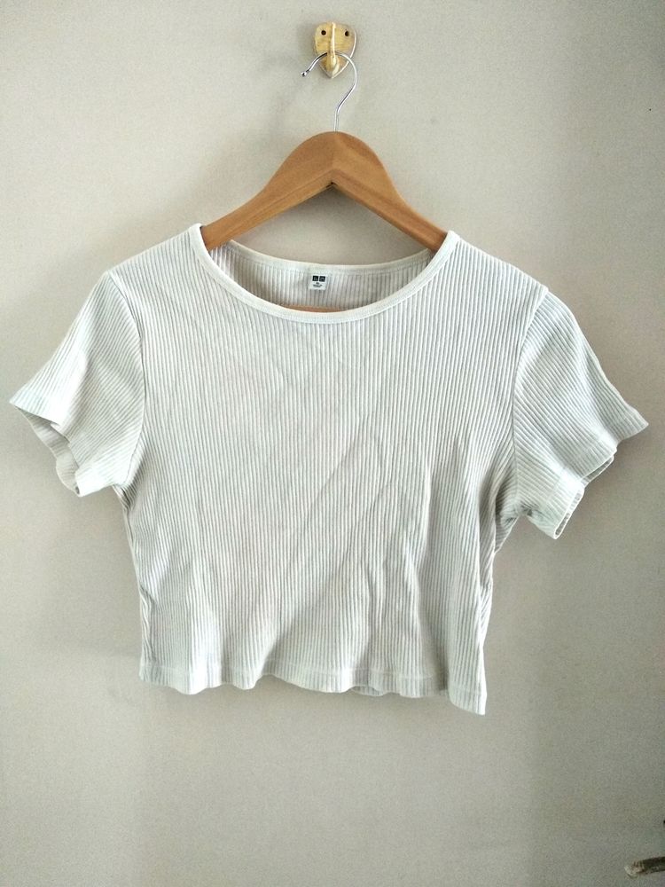 UNIQLO CROP TOP