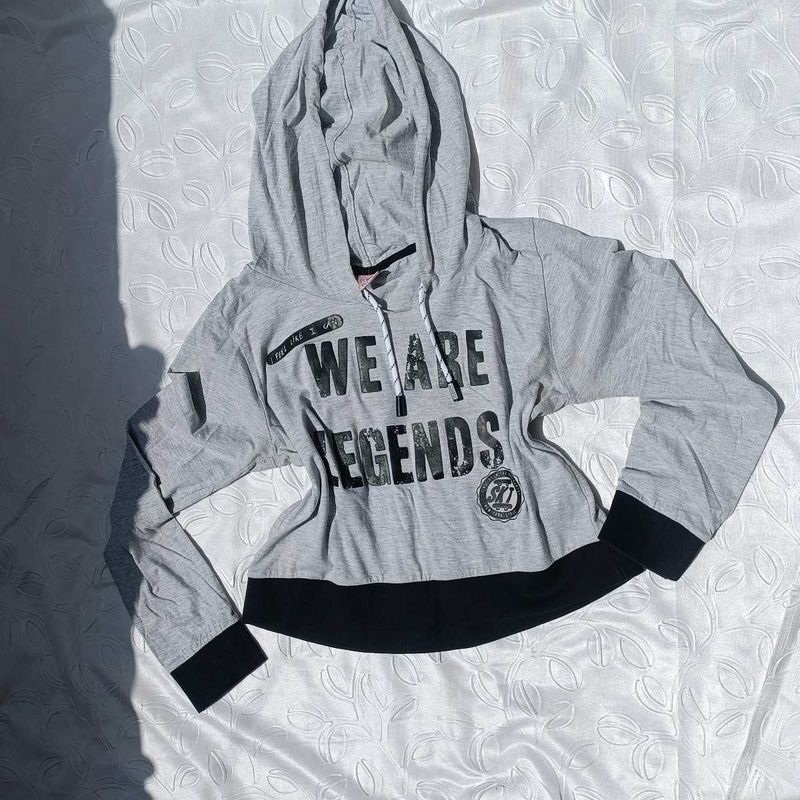 Hoodie Style Crop Top 🖤