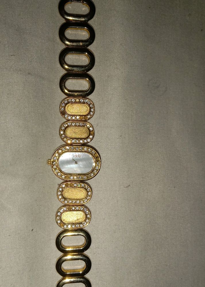 Hand Showpiece Watch...Looks Pretty But does not work