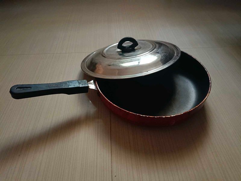 Non Sticky Pan With Lid Cover