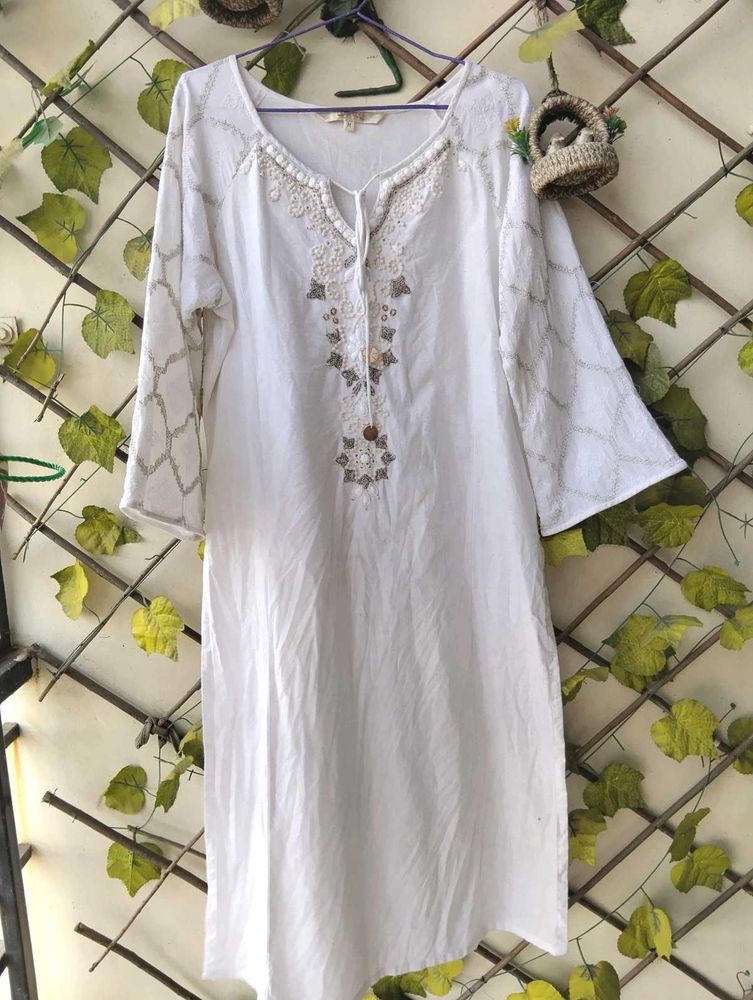 Laks*ita&#39;s White Embroidered Kurta