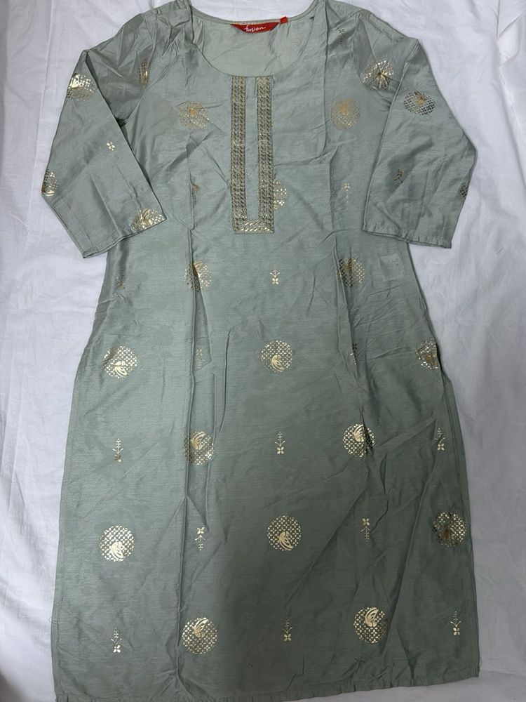 Elegant Kurta with Gold Detailing