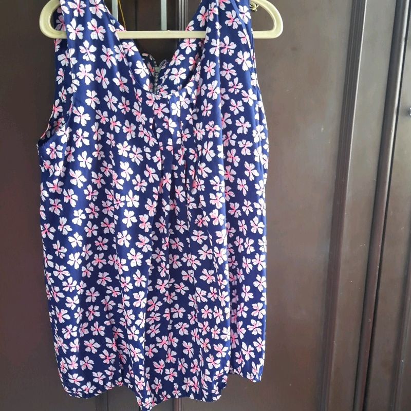 sleeveless top, with back zip