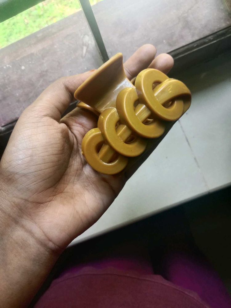 Retro O-Ring Mustard Hair Claw Clip