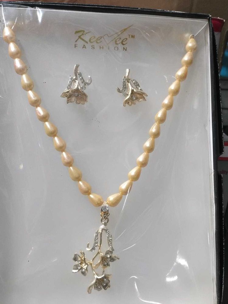 Kee-Vee Pearl Necklace &amp; Earring Set