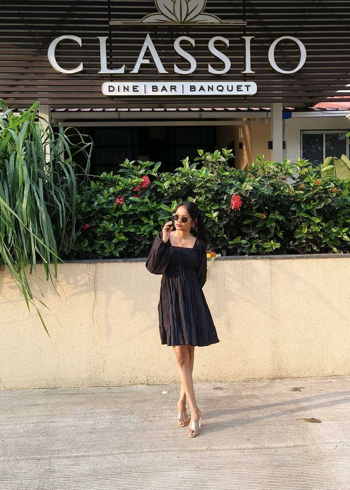 Elegant Black Flared Dress for a Timeless Look