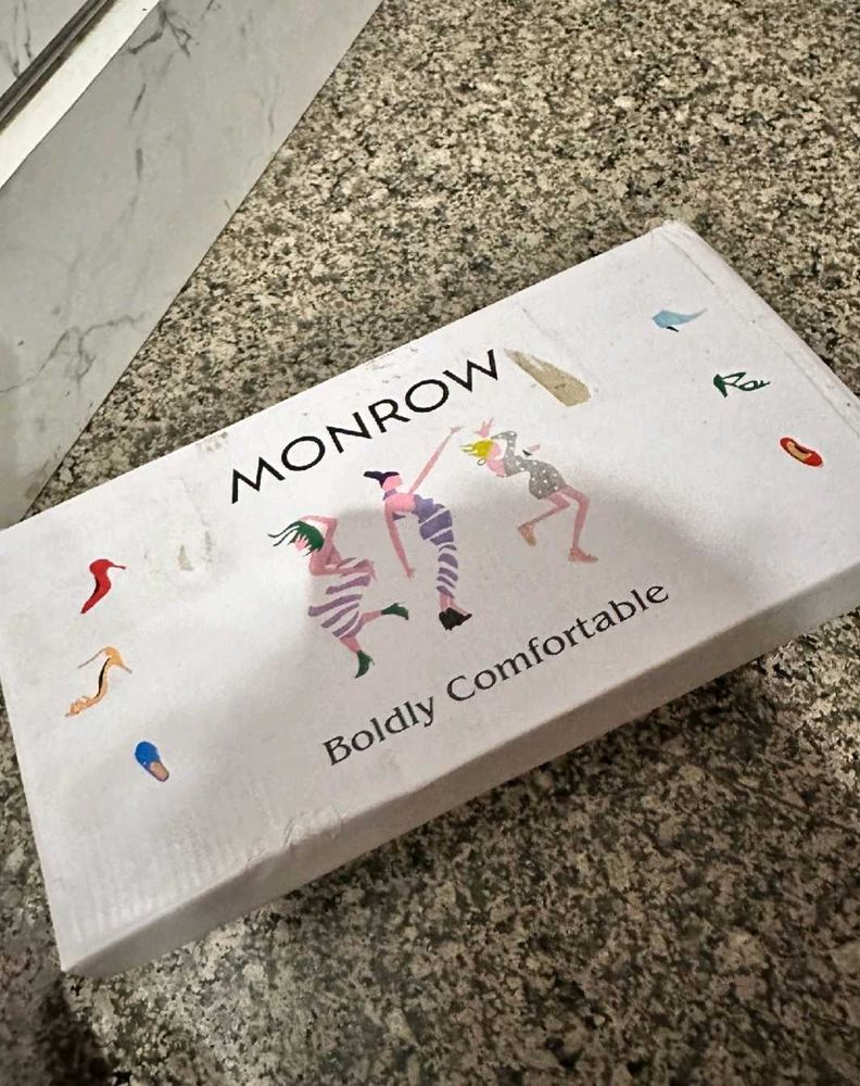 MONROW &#34;Boldly Comfortable&#34; Box