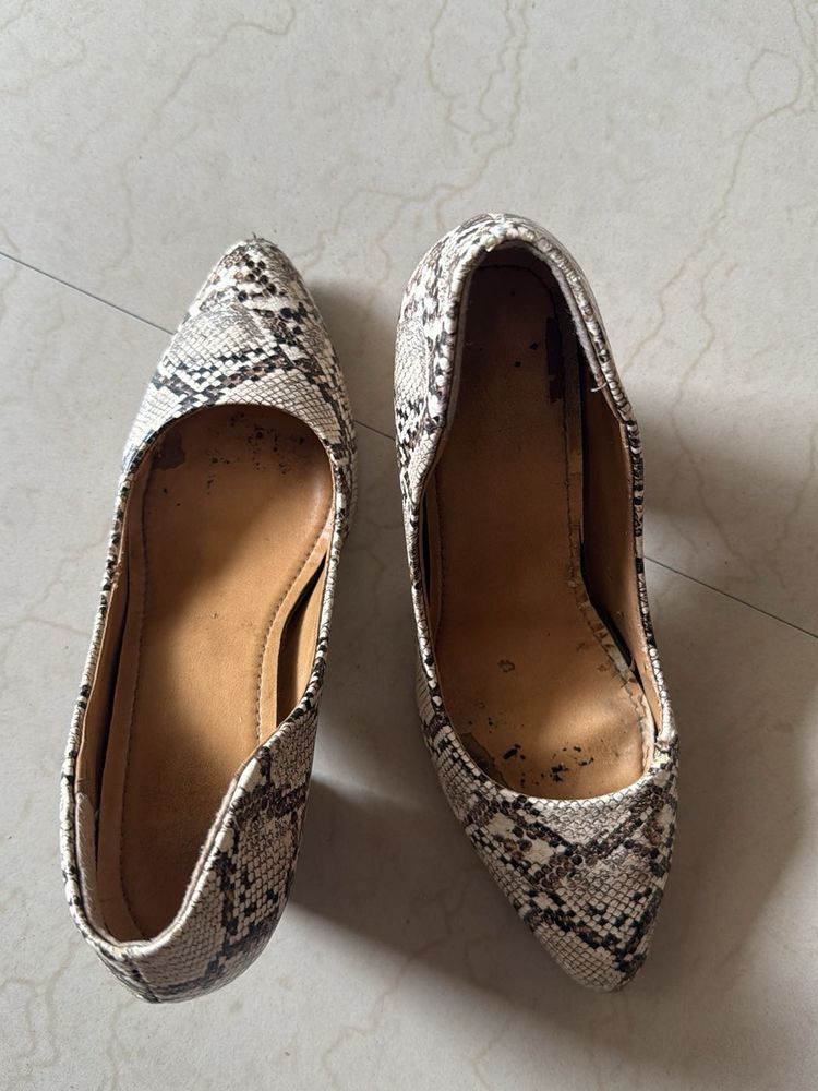 Snakeskin Pointed Toe Flats