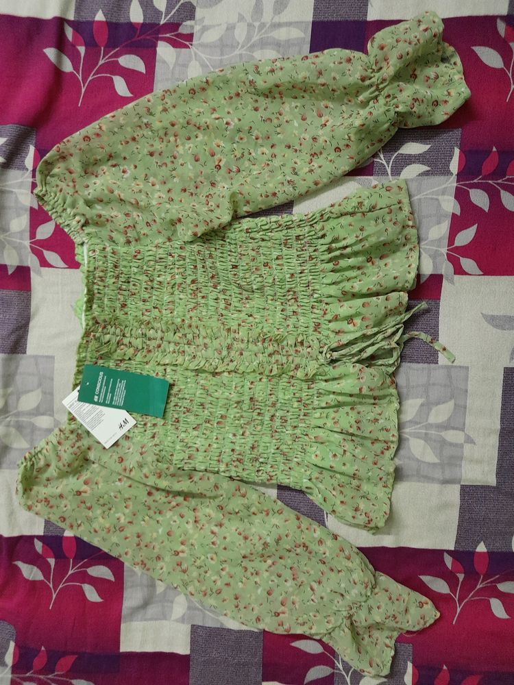 H&amp;M Green Printed Off Shoulder Style Fitting Top