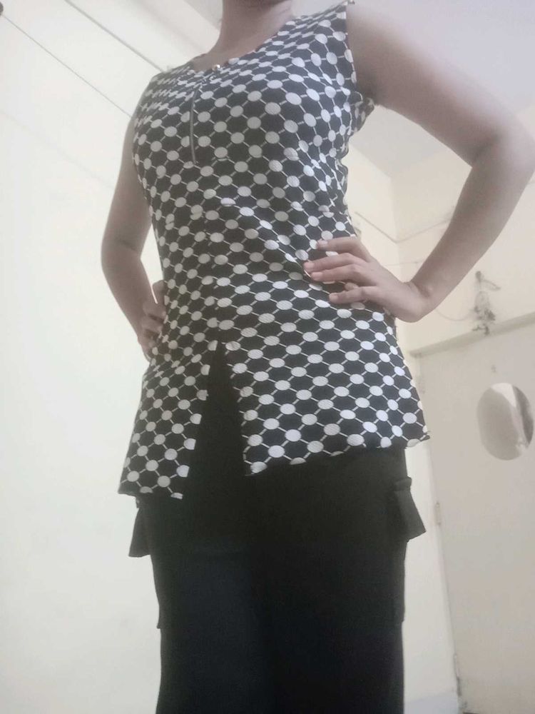 Sleeveless Black &amp; White Top