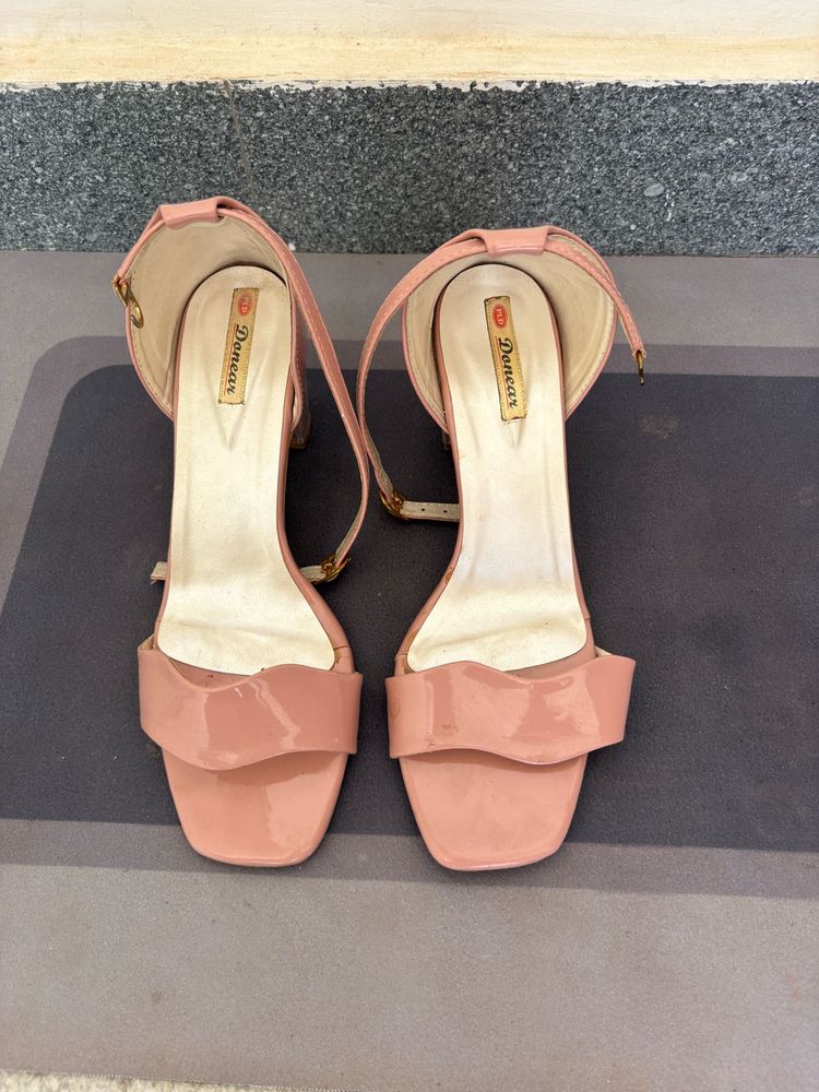 Donear Peach Block Heels Used Size 6