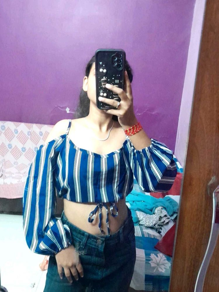 A Cute Crop Top With Beautiful Sleeves🎀❣️