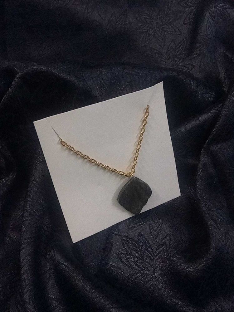 metallic scallop necklace