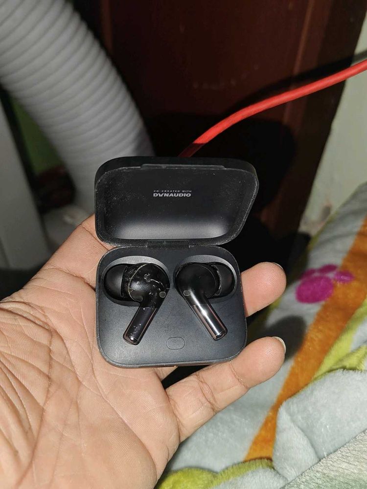 oneplus buds pro 2r  excellent condition one side