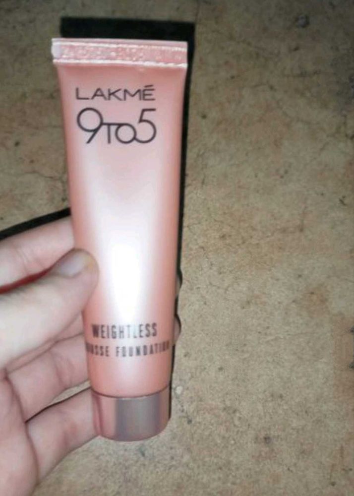 Lakme 9to5 Weightless Mousse Foundation