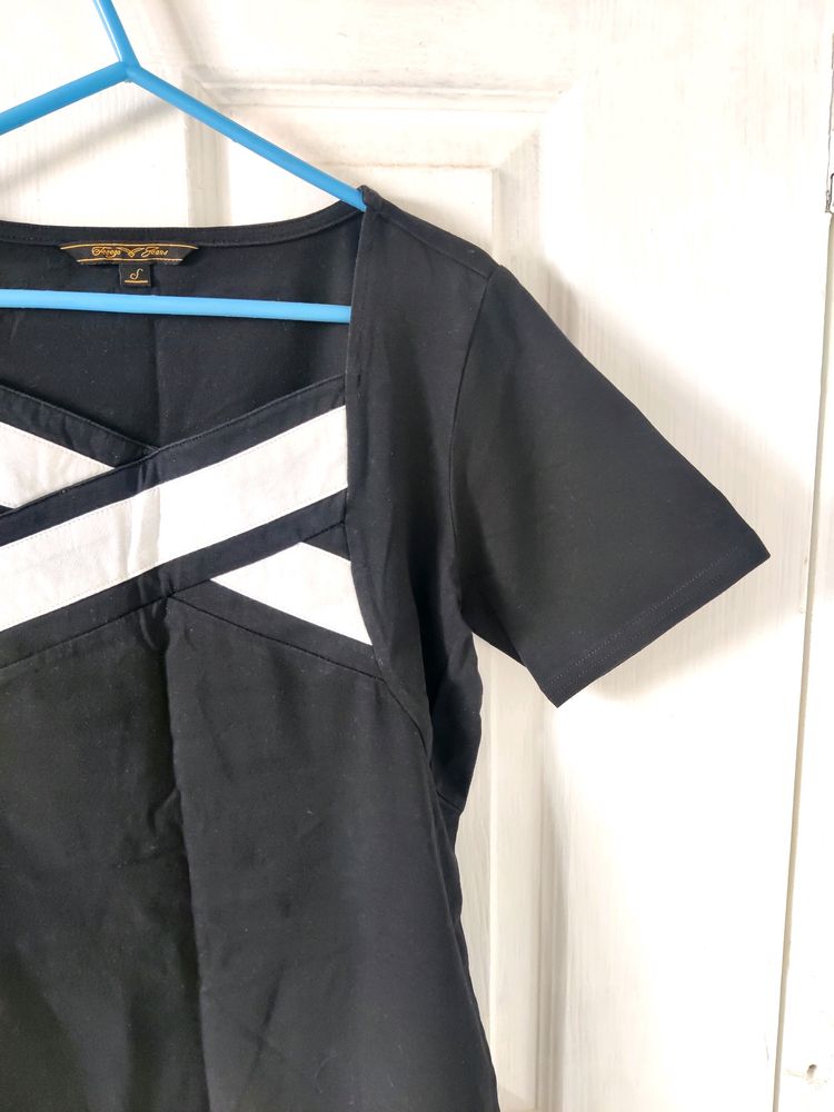 Black Clr Cotton Tshirt With Unique Neck Pattern