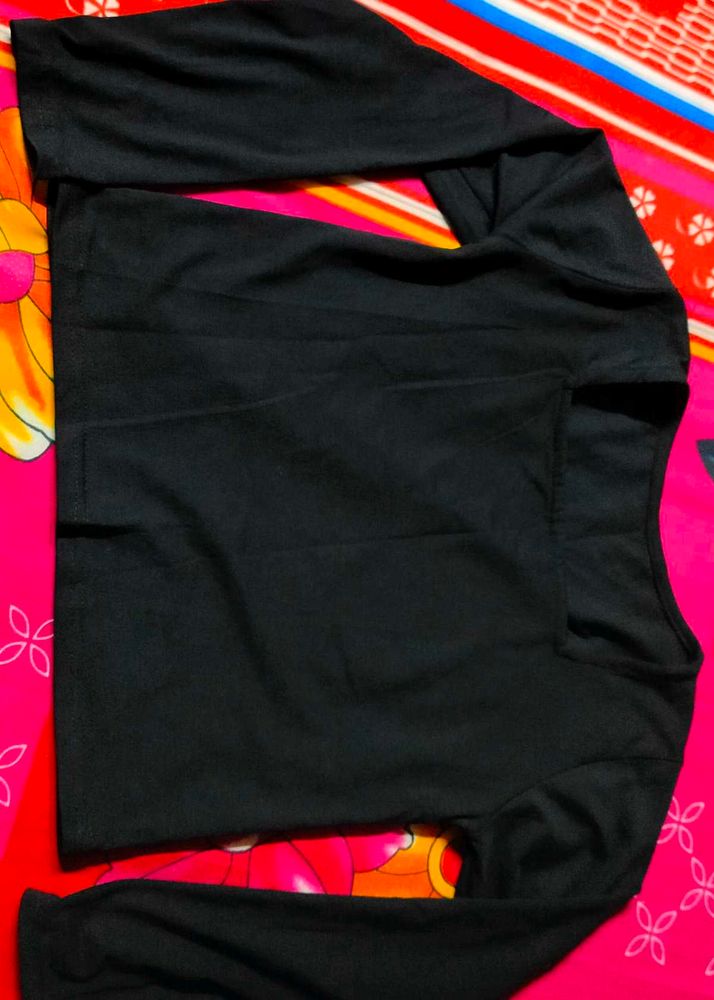 Black square neck crop top 🖤
