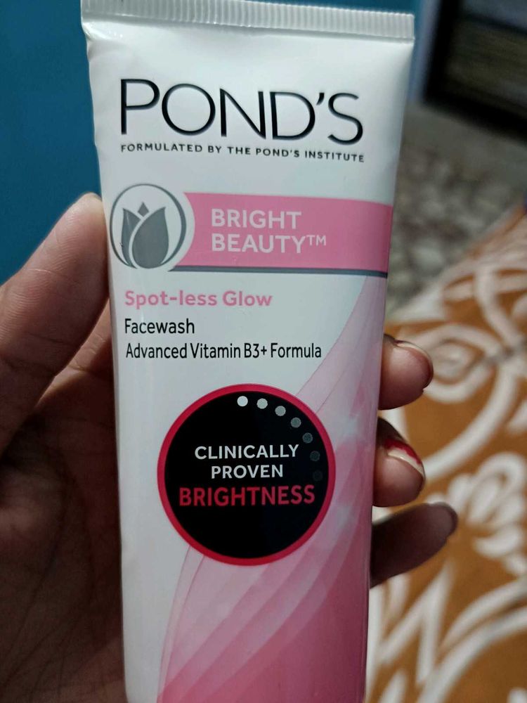 Pond&#39;s Bright Beauty Facewash