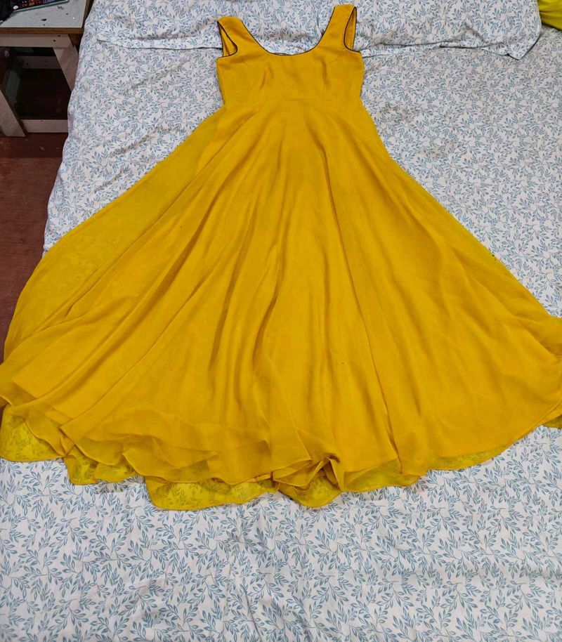 Sleeveless Yellow 💛 Midi Dress