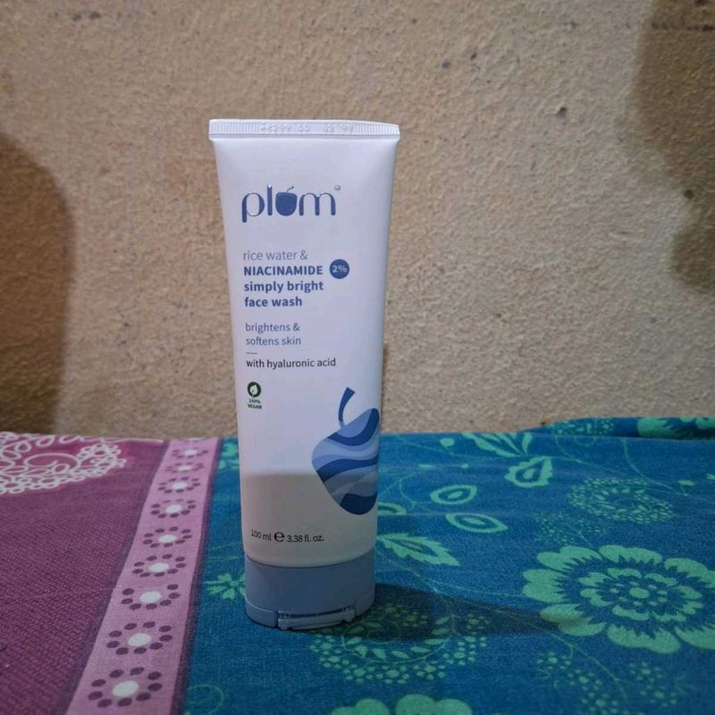 Plum Niacinamide Face Wash (100ml)