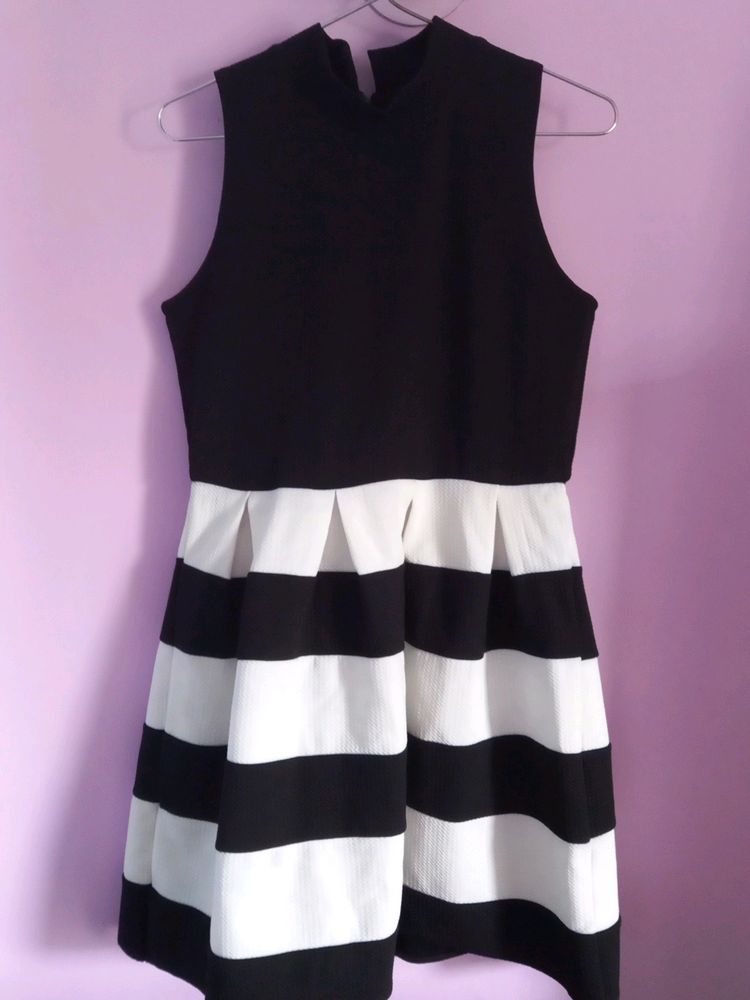 Sleeveless Halter Neck Dress