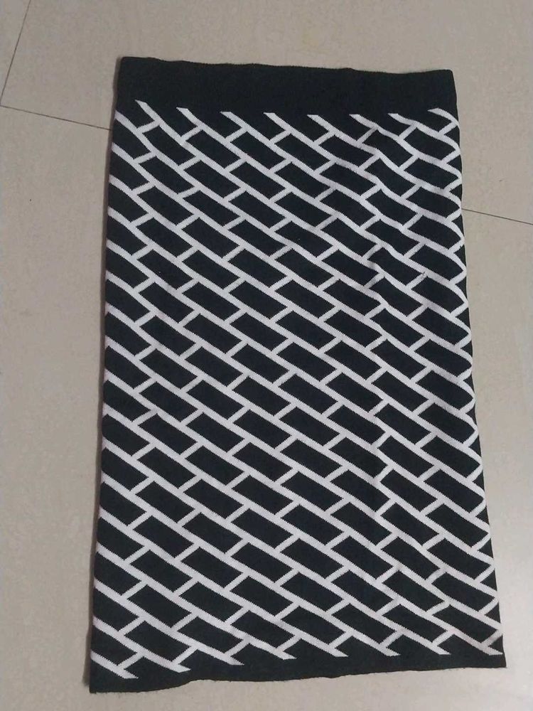 Black &amp; White Geometric Print Skirt