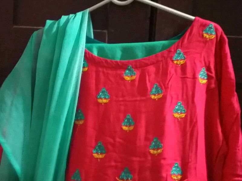 Elegant UsedRaniPinkEmbroidered KurtaSet WithChudi