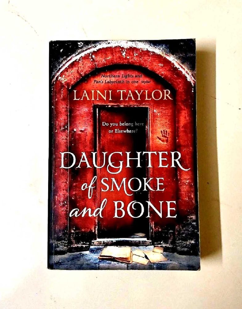 Daughter of Smoke And Bone (Taylor, Laini)