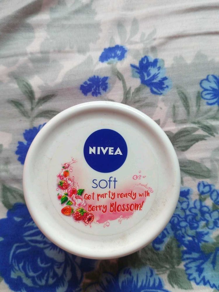 Nivea Soft Berry Blossom Cream