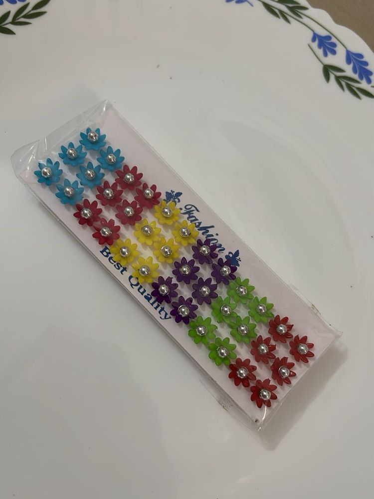 18 pairs of Floral studs