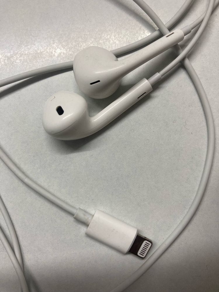 Apple Lightning Earphones