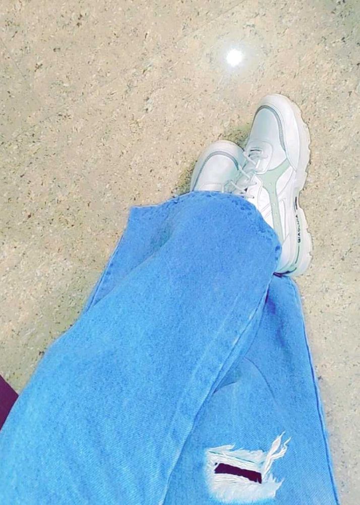 Distressed Blue Jeans 👍🏻