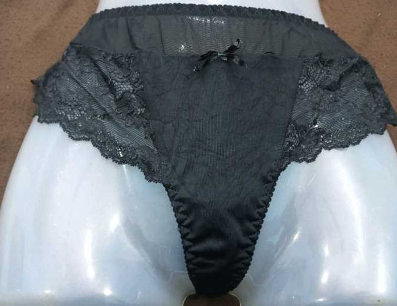 Black Lace Detail Thong 💚