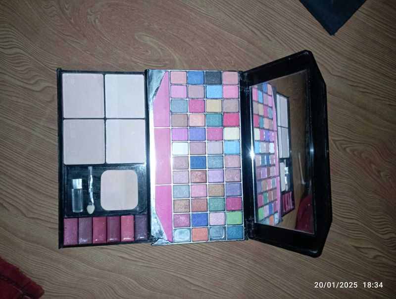 Mars Eyeshadow Palette