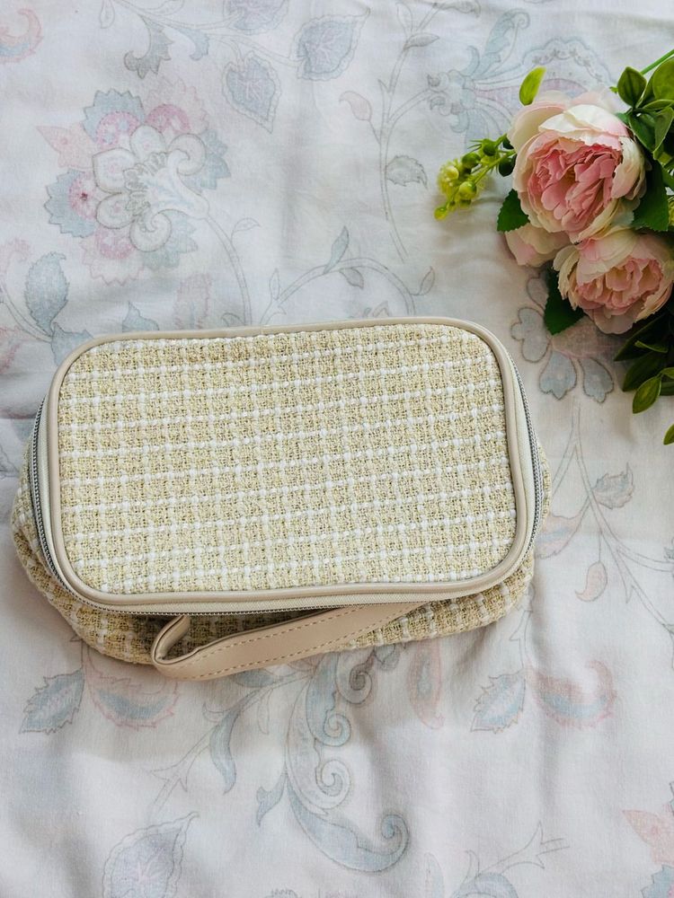 MINISO Pouch with Free Makeup Brushes