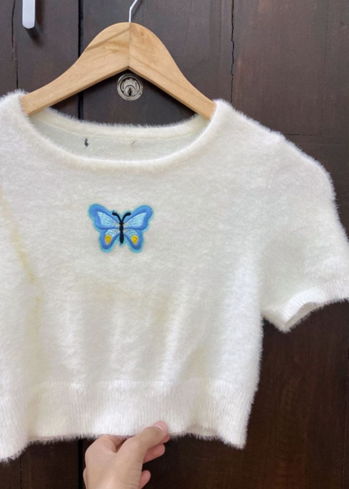 cute embroidery  butterfly crop top.