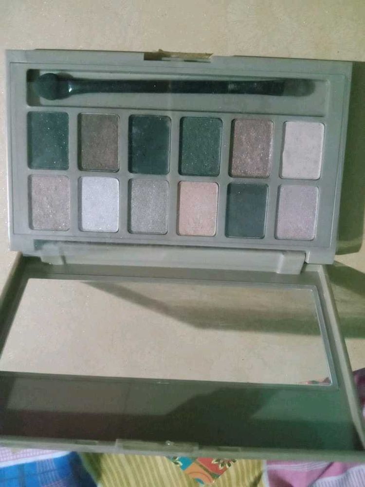 Eye shadow  with different colours