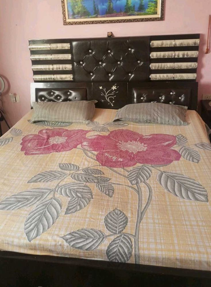 Elegant Bedsheet with 2 pillows