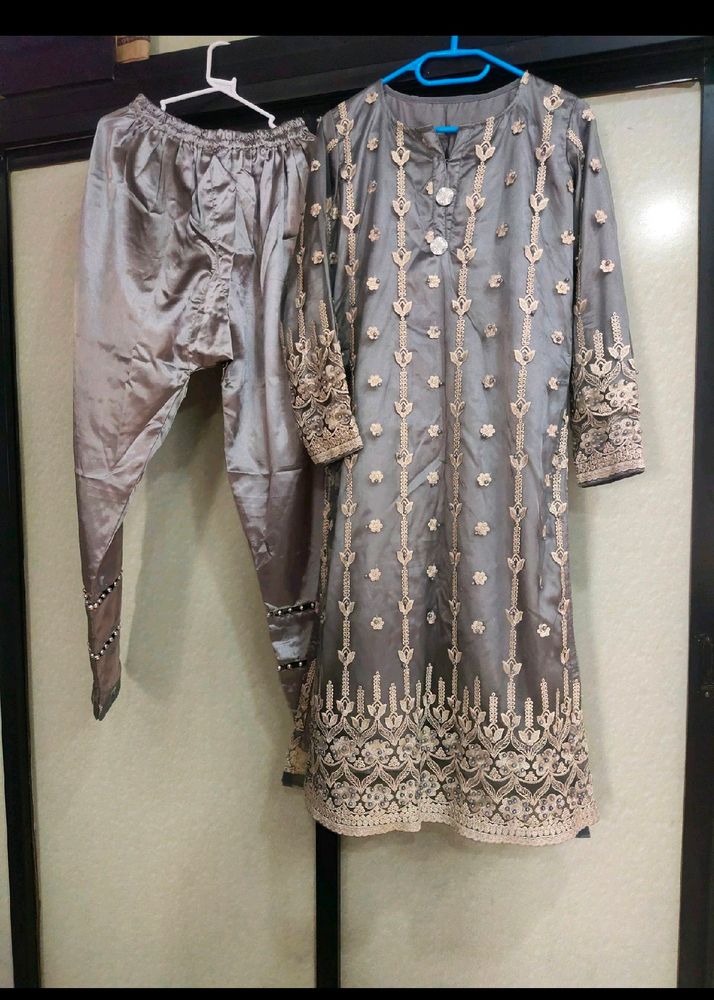 PAKISTANI PEARL HEAVY DRESS.