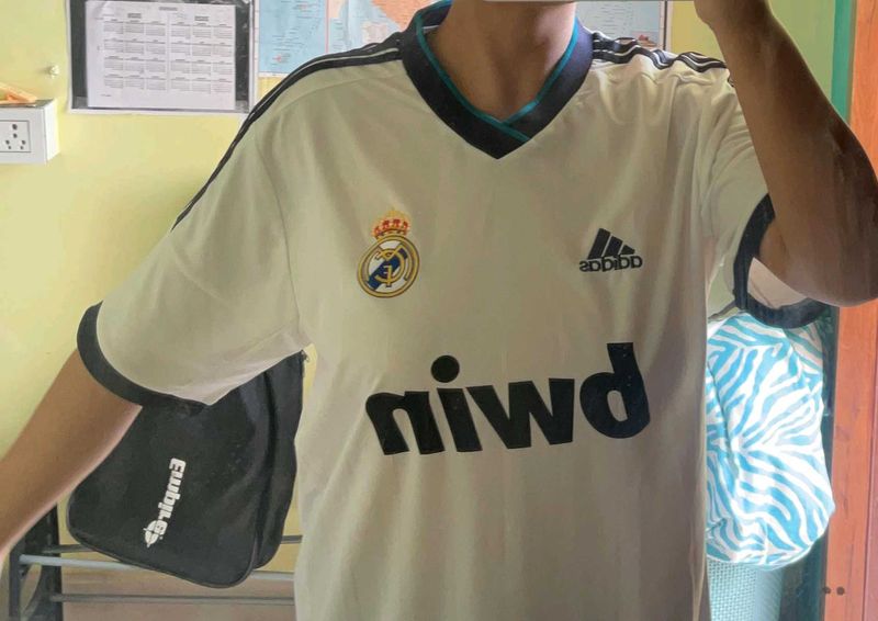 Real Madrid Adidas T-Shirt(Trendy Retro)