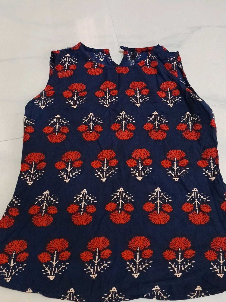 Floral Print Sleeveless Top